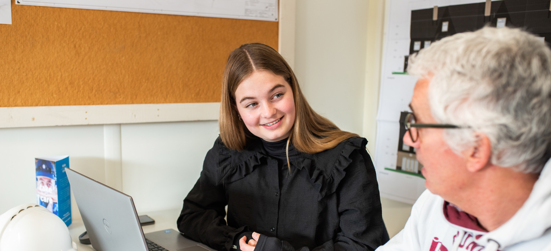 Danique van Vliet, aankomend werkvoorbereider, in gesprek met een collega over werkvoorbereiding bij Ballast Nedam West