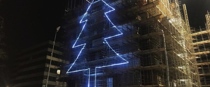 De Kerstboom brandt