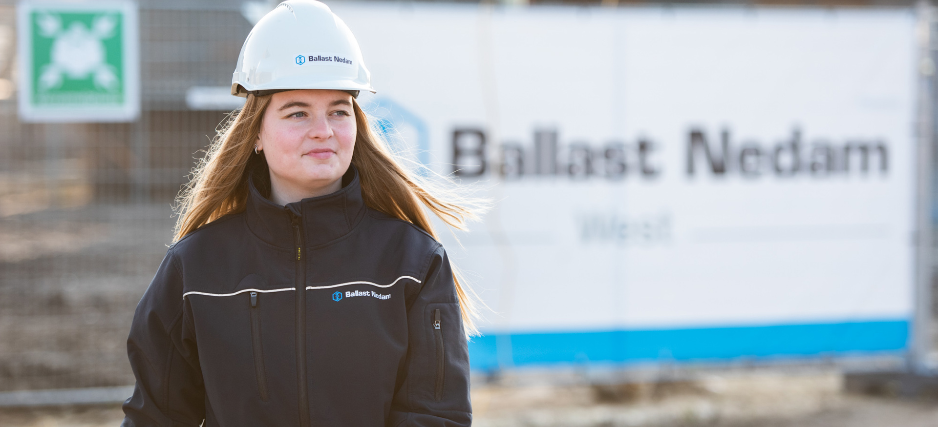 Danique van Vliet, werkvoorbereider bij Ballast Nedam West, lopend op een nieuwbouwproject