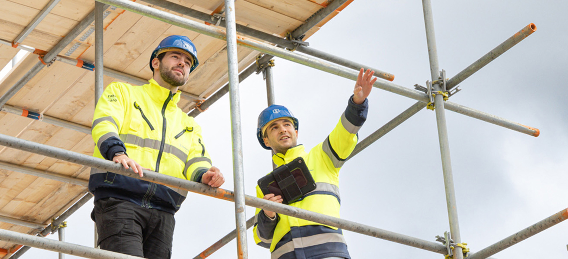 Uitvoerder Koen en Sam stagiair van Ballast Nedam West werken veilig op een bouwplaats